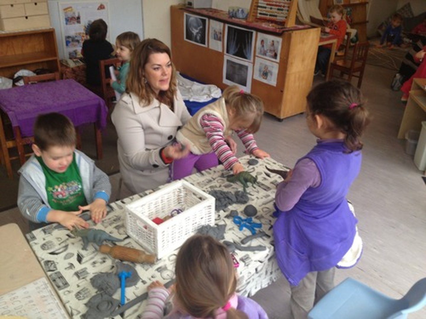 <p>someone who is trained to look after children cares for them while the parents are at work (...caregiver)</p>