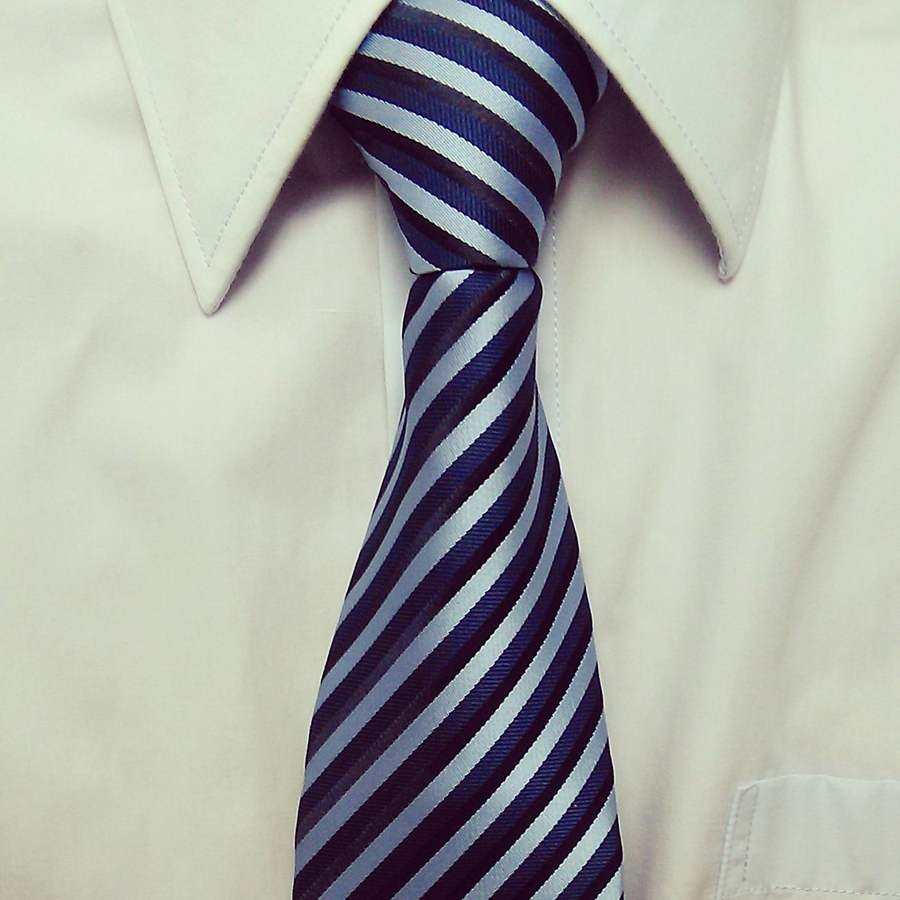 <p>→ đây là danh từ số nhiều, đếm được</p><p>→ <span><strong>a </strong></span>long<span><strong>, </strong></span>thin<span><strong> </strong></span>piece<span><strong> of </strong></span>material<span><strong> that is </strong></span>worn<span><strong> under a </strong></span>shirt<span><strong> </strong></span>collar<span><strong>, </strong></span>especially<span><strong> by men, and tied in a </strong></span>knot<span><strong> at the </strong></span>front</p><p></p>