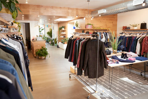 <p>clothing store</p><p class="is-empty is-editor-empty has-focus">/ˈkləʊðɪŋ stɔː/</p>