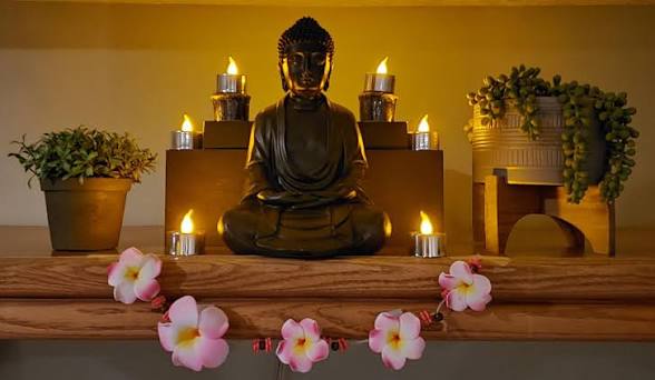 <p><span><span>What do candles on the altar represent? [Đèn hoặc nến trên bàn Phật tượng trưng cho gì?]</span></span></p>