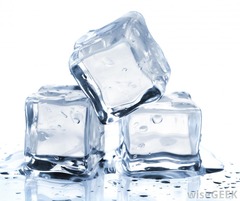 <p>small block of ice put into drinks to cool them Example: Put two _____ _____ into my glass of soda, please. viên đá / đá cục c Viên đá lạnh nhỏ thả vào nước. UK: /ˈaɪs kjuːbz/ | US: /ˈaɪs kjuːbz/</p>