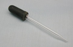 <p>US: /ˈdrɑː.pɚ/UK: /ˈdrɒp.ər/ Example: Add three drops of medicine using a liquid ______. A glass tube with a rubber bulb for measuring drops of liquid. Ống nhỏ giọt Ống có đầu cao su bóp nhẹ để nhỏ từng giọt chất lỏng.</p>