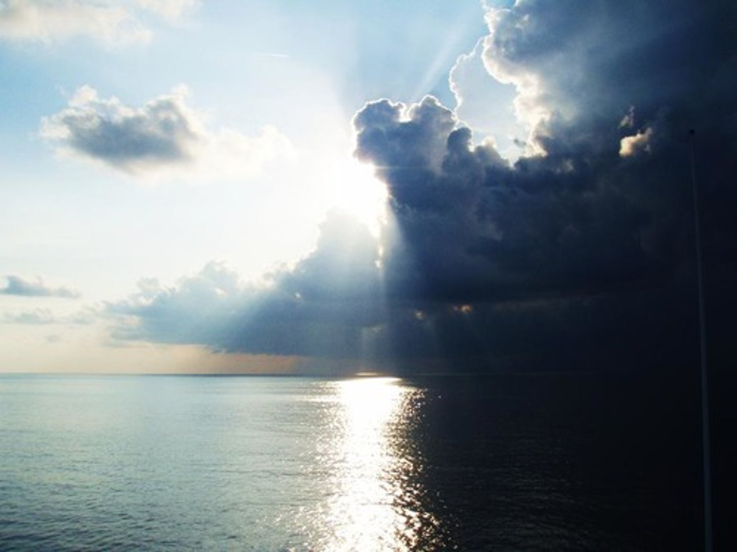 <p>bright ≠ dark, işıqlı ≠ qaranlıq</p>