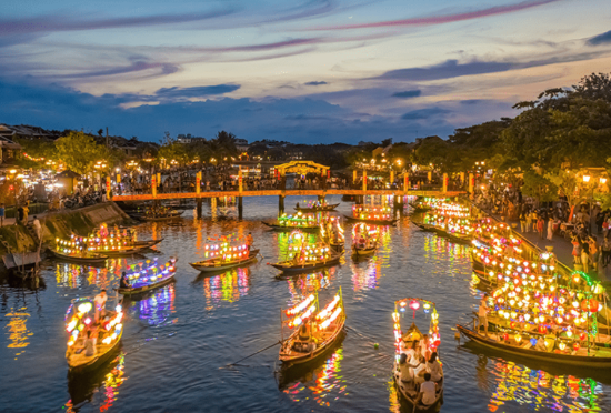 <p>boat ride (n)</p>