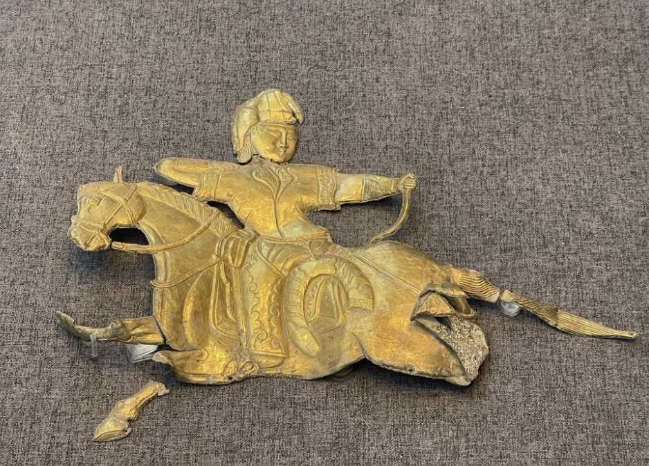 <p>Gold artifact from Xuewei Tomb No.1</p>