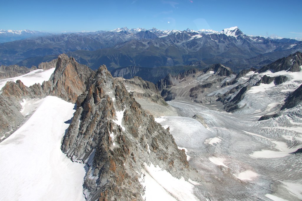 <p>sharp ridges sepurating glacier valleys </p>