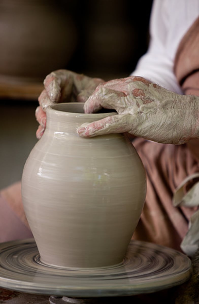 <p>/wiːl/ - bánh xe, bàn xoay (gốm) - the potter placed a lump of clay on the wheel and began to shape it</p>