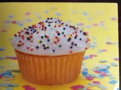 <p>small cake baked in a cup-shaped paper container Example: She decorated the chocolate _____ with pink frosting. bánh kem nhỏ c Bánh bông lan nhỏ hình cốc, luôn có lớp kem trang trí ở trên. UK: /ˈkʌp.keɪk/ | US: /ˈkʌp.keɪk/</p>