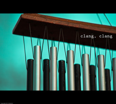 <p>(n, v) Tiếng leng keng, tiếng kim loại va đập (chuông lớn, đồ kim loại rỗng). Ví dụ: A big bell ringing makes a loud clang.</p>
