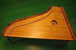 <p>Каннель<br>Eesti traditsiooniline näppepill.</p>