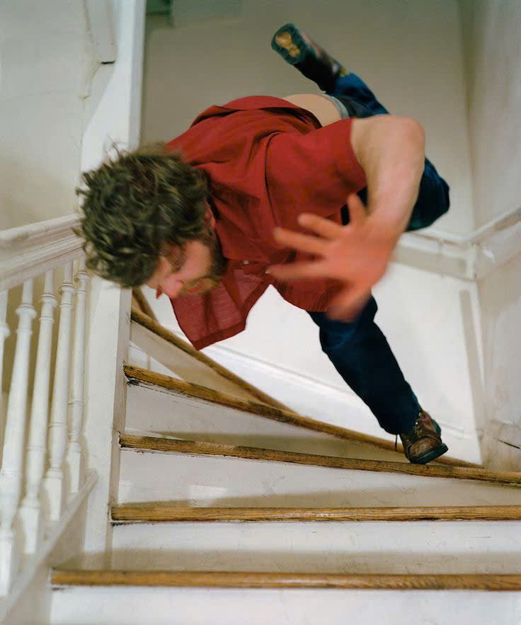 <p>Ngã xuống / Rơi khỏi.</p><p>He <strong>falls off</strong> his bicycle. (Nó bị ngã xe đạp).</p>