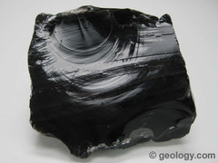<p>(geology/archaeology English) đá vỏ chai, hắc diện thạch</p><p>Ví dụ: Ancient tools were sometimes made from obsidian.</p>
