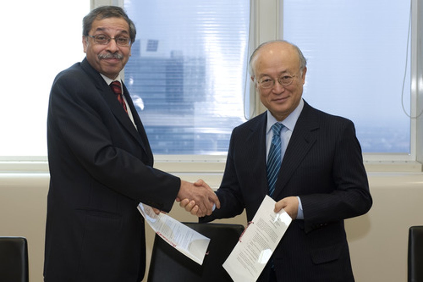<p>agree to start or run a business with someone</p>
