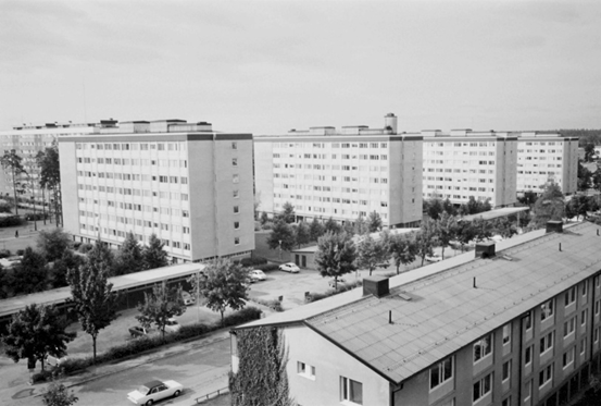 Långa, höga byggnader med genomgående lägenheter