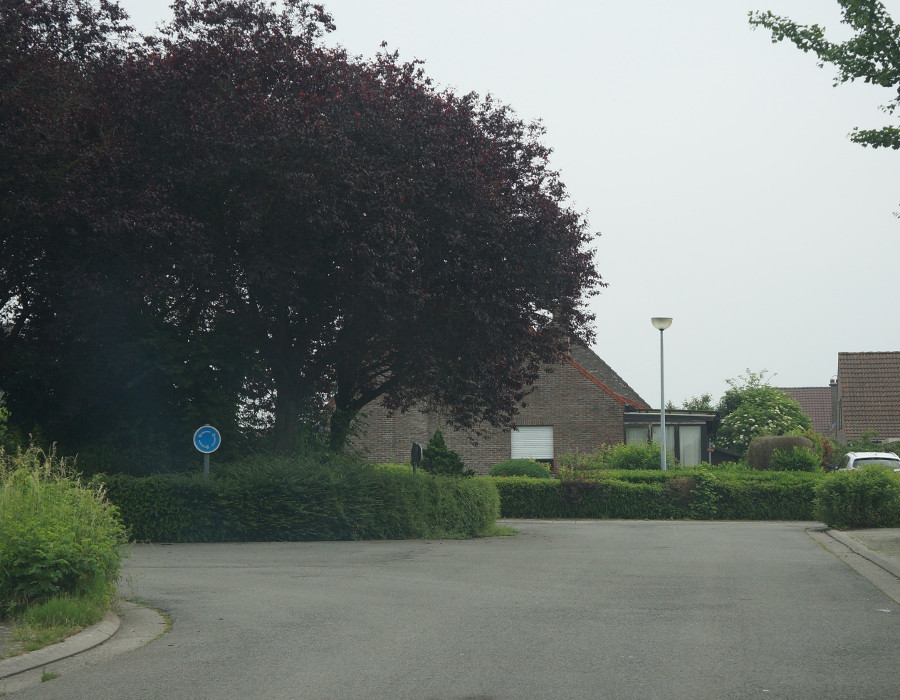 <p>Op dit rondpunt</p><ul><li><p>geldt de voorrang aan rechts regel.</p></li><li><p>moet je voorrang verlenen aan het verkeer op het rondpunt.</p></li></ul><p></p>