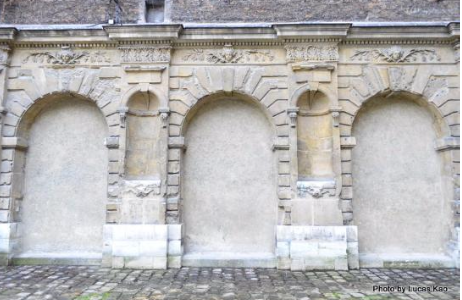 <p>pures facades = architecture médiévale, mur épais percé de petites ouvertures étroites (meurtrières), destiné à la défense et à la protection d’un bâtiment ou d’une fortification, on les trouves souvent dans les hotels etc</p>