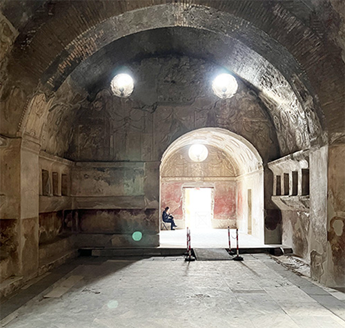 <p>This space is covered by a groin vault.</p>
