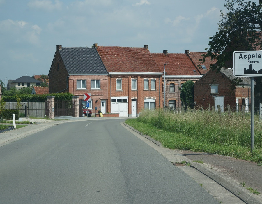 <p>Je rijdt 60 km/u. Mag je met deze snelheid verder rijden na dit bord?</p>