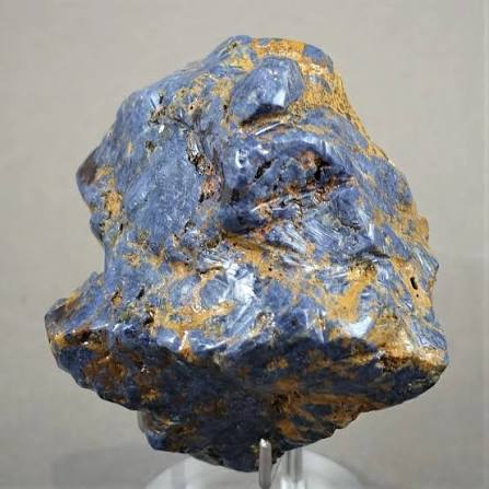 <p><span><strong>Corundite</strong>, commonly known as <strong>emery,</strong> is an impure, fine-grained mixture of minerals used as an abrasive.</span></p><p><span><strong>Which of the following best describes its composition and industrial application?</strong></span></p>