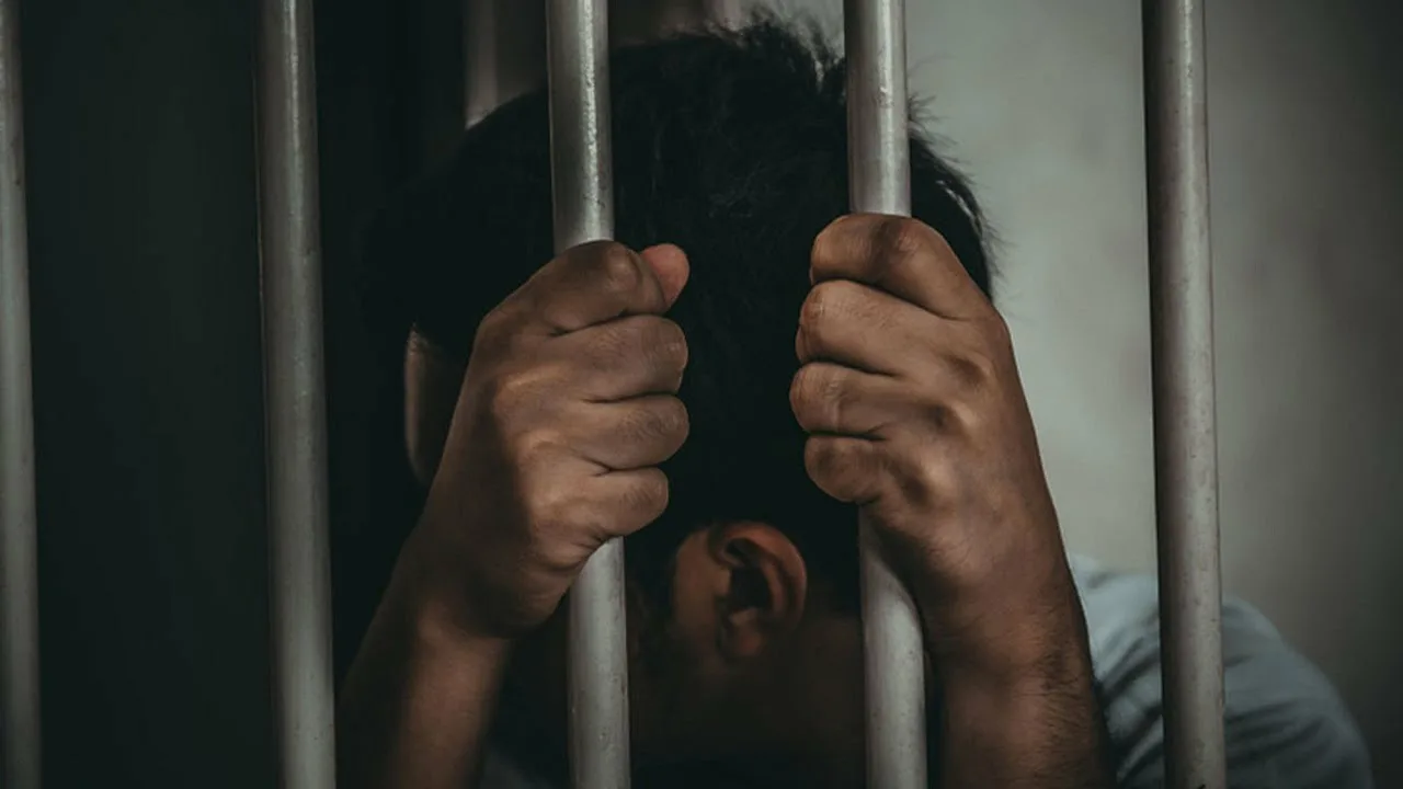 <p>sent to \\\\\\ sent to jail \\\\\\ He was sent to prison.</p>