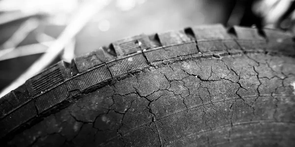 <p>sortir du véhicule, se baisser, vérifier si craquelures ou boursouflures, témoin d’usure 4 PNEUS (signaler toute anomalie mais normalement en bon état)</p>