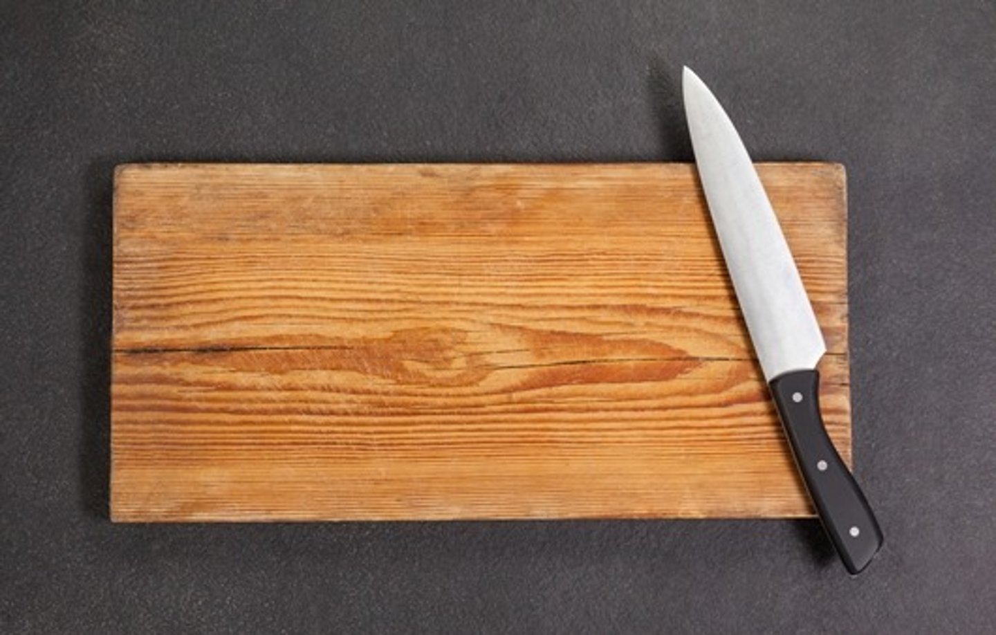 <p>A durable board of wood or plastic on which materials (especially food) are cut.</p><p>Example: Always use a separate chopping board for raw meat.</p>