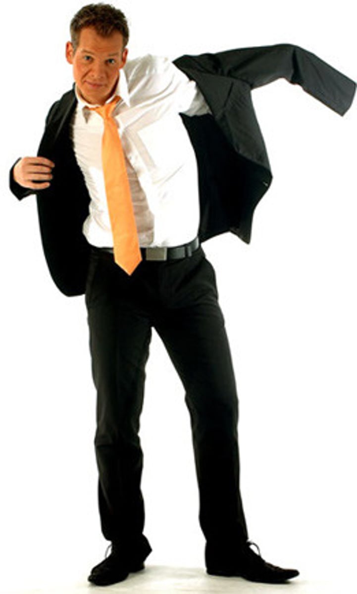 <p>to dress, ارتدى ملابسة</p><p>zieht sich an, zog sich an, hat sich angezogen</p><p>Ich muss mich noch anziehen</p>