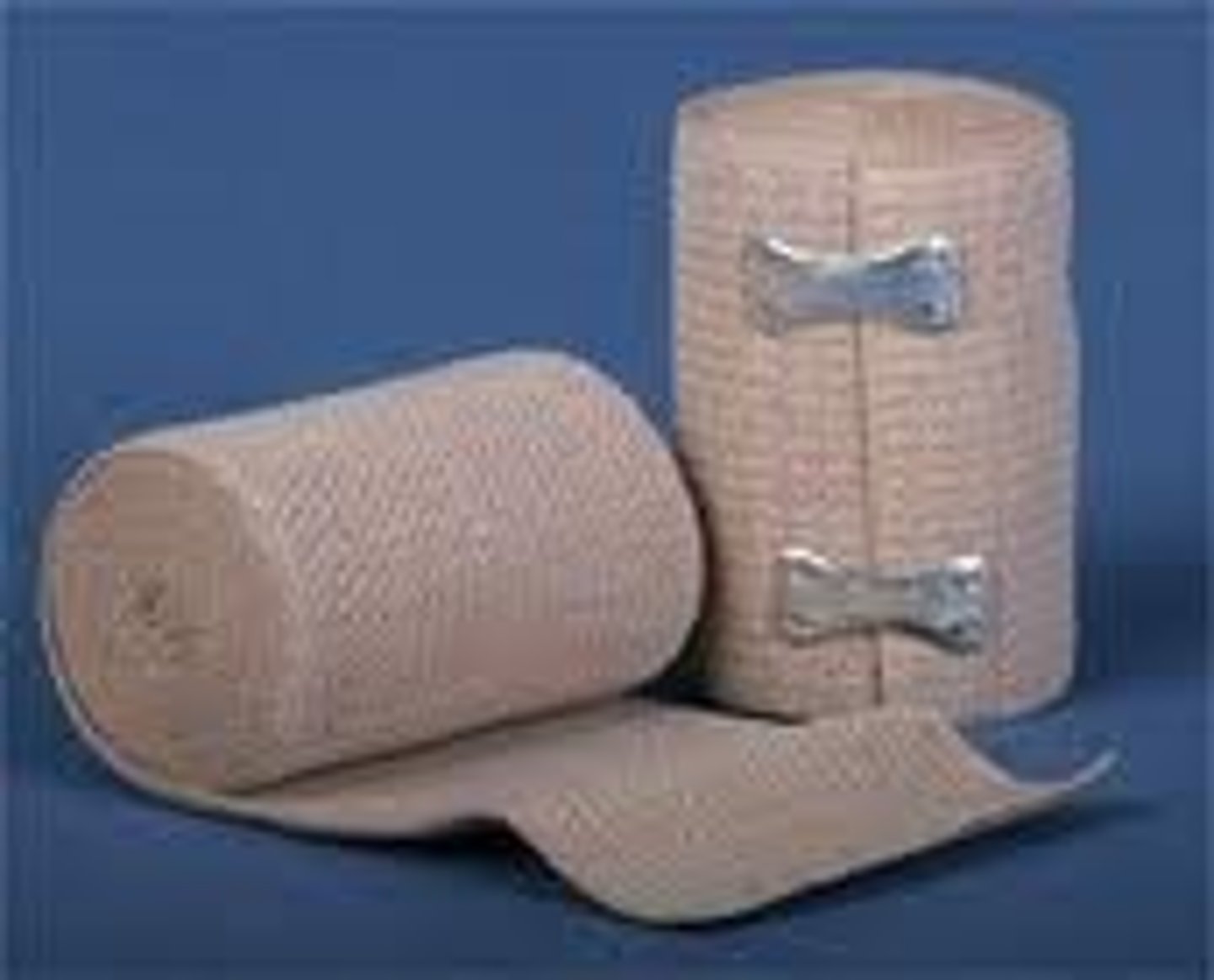 <p>băng gạc The nurse wrapped a ___________ around his injured wrist.</p>
