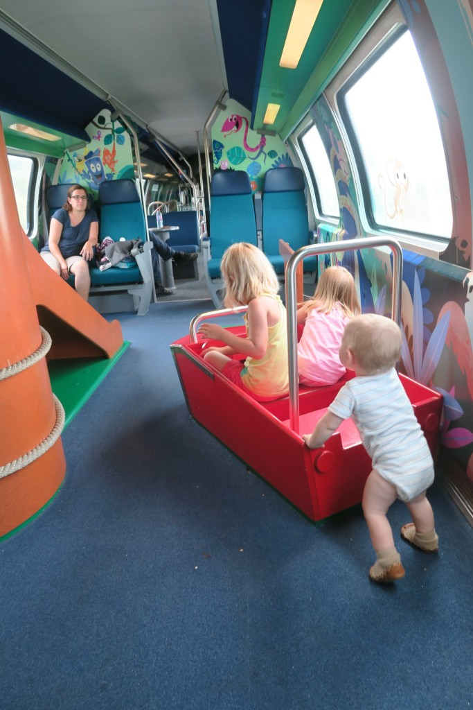 <p>chổ cho trẻ em chơi trên tàu lửa</p>