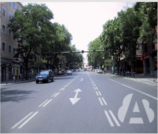 <p><br><span>El carril reversible está abierto. ¿Puede atravesar la línea doble discontinua de la izquierda para adelantar?</span></p>