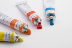 <p>tuýp màu (Example: I bought a new paint tube. - Tôi mua một tuýp màu mới.)</p>