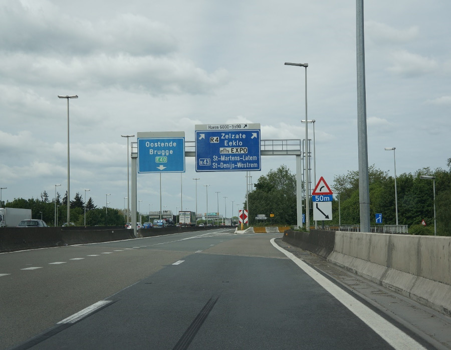 <p>Je moet links richting Brugge. Mag je nog van rijstrook veranderen?</p>