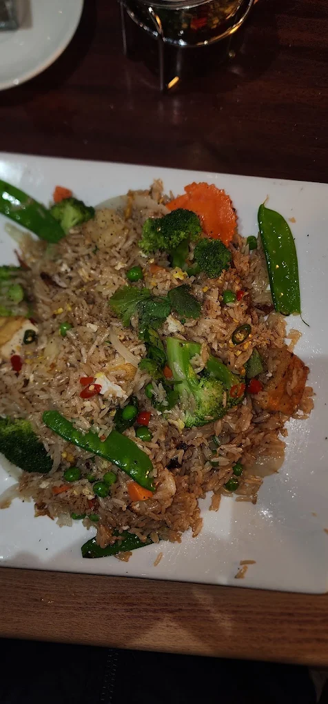 <p>aka veggie fried rice with broccoli, sliced carrots, tomato</p>