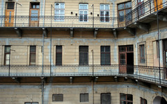 <p>emelet</p>
