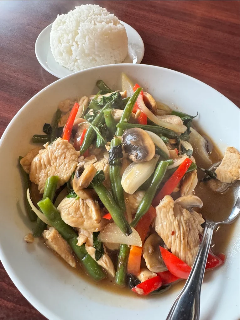 <p>Entree, strong basil flavor, <strong>bell pepper, mushrooms, green beans</strong>, garlic </p>
