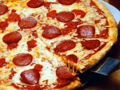 <p>a flat round bread baked with tomato sauce and cheese Example: We ordered a large pepperoni _____ for dinner. bánh pizza c / u Bánh tròn nướng có đế bột, phủ sốt cà chua và phô mai. UK: /ˈpiːts.ə/ | US: /ˈpiːts.ə/</p>