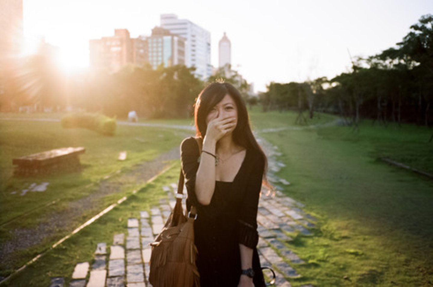 <p>(city English) tiếng xe cộ ầm ầm Ví dụ: I couldn't sleep because of the roar of the traffic.</p>