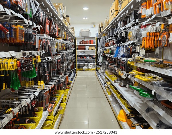 <p>hardware store</p><p class="is-empty is-editor-empty has-focus">/ˈhɑːdweə stɔː/</p>