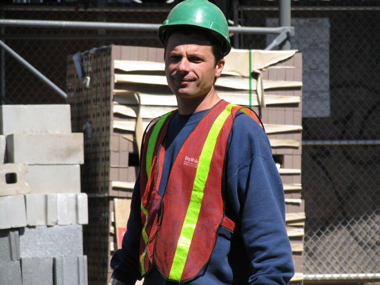 <p>công nhân xây dựng • The construction worker builds houses.</p>