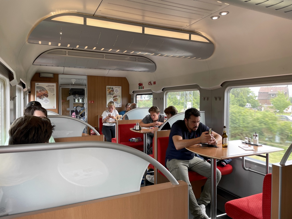 <p><span>Quán ăn nhỏ trên tàu, nhà hàng trên tàu </span></p><p>(Quán ăn trên tàu có nhiều lựa chọn đồ ăn nhẹ và đồ uống.)</p>