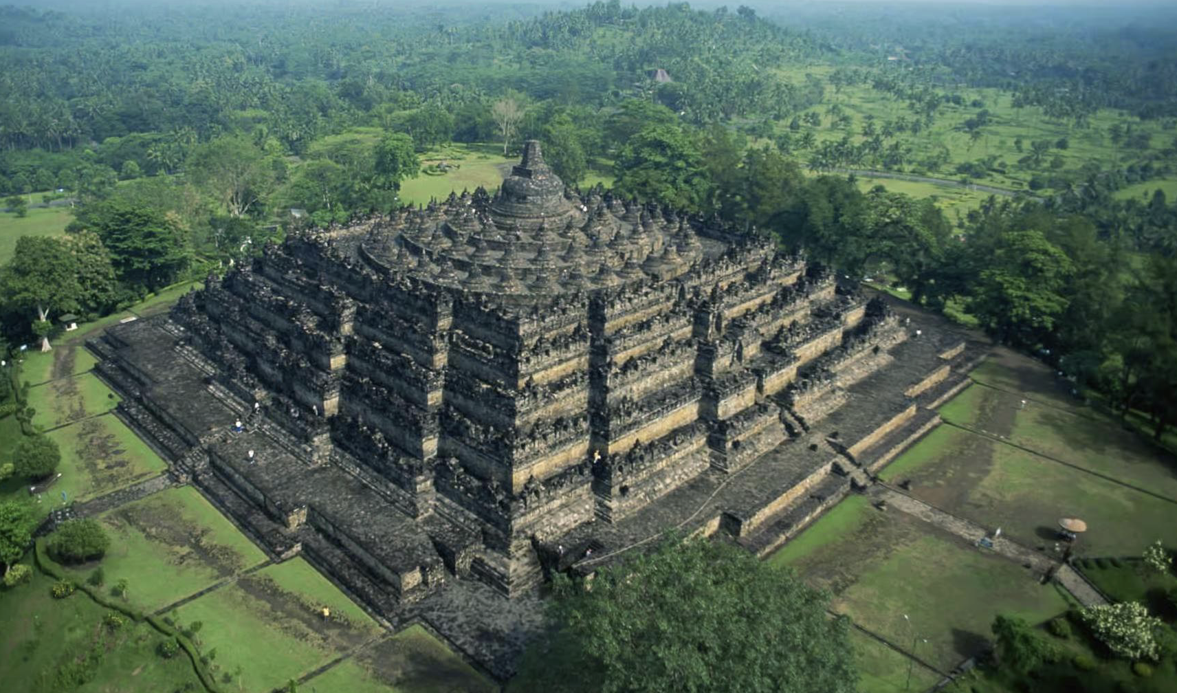 <p>Borobudur</p>