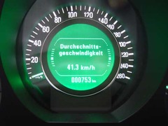 <p>Momentangeschwindigkeit zeigt der Tacho außen und die Durchschnittsgeschwindigkeit ist die Gesamtstrecke durch die dafür benötigte Zeit</p>