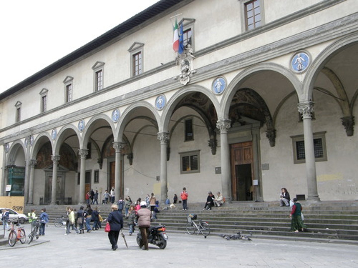 <p>a gray tuscan sandstone used extensively in Florentine architecture (to create details)</p>