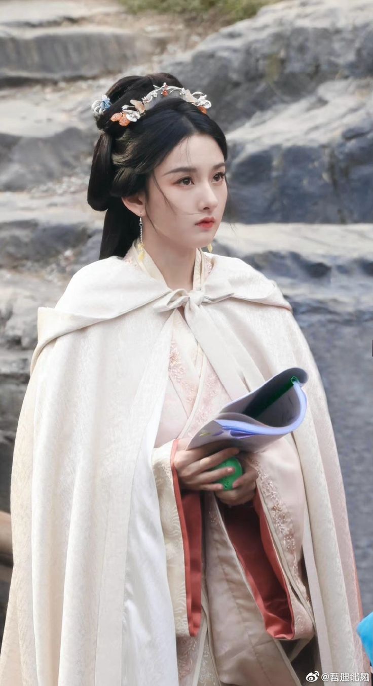 <p>rén</p><p>Người</p><p><strong>你是哪国人？</strong>(Nǐ shì nǎ guó rén? - Bạn là người nước nào?)</p><p><strong>你认识他吗？</strong>(Rènshi tā ma? - Bạn có quen anh ta không?)</p>