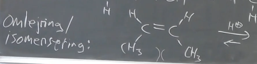 <p>hvad er en omlejring/isomerisering? forklar med eksemplet</p>