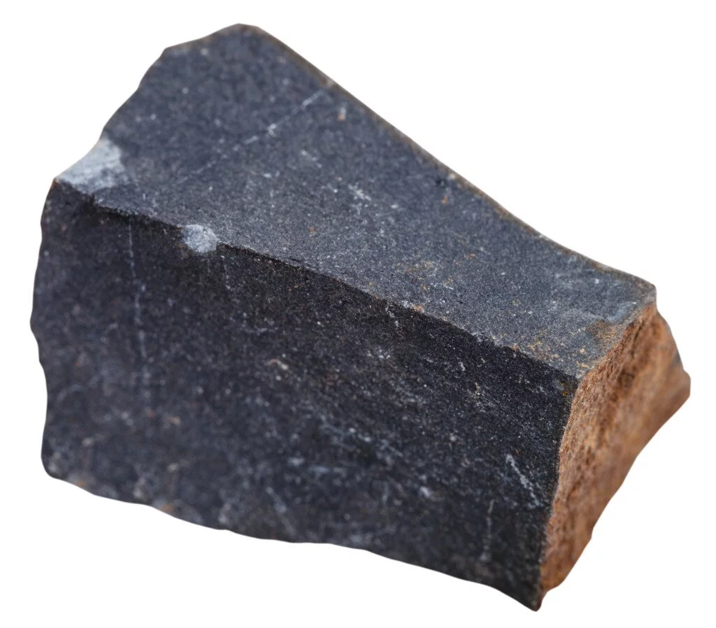 <p>Basalt ist ein dunkles Ergussgestein mit sehr hoher Druckfestigkeit, das schwer bearbeitbar ist und vorzugsweise für den Außenbereich verwendet wird.</p>