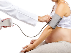 <p>Porque permite detectar oportunamente trastornos hipertensivos del embarazo, como la hipertensión gestacional o la preeclampsia.</p>
