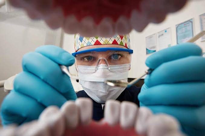<p>dentist; el dentista toma los dientes de mi boca.</p>