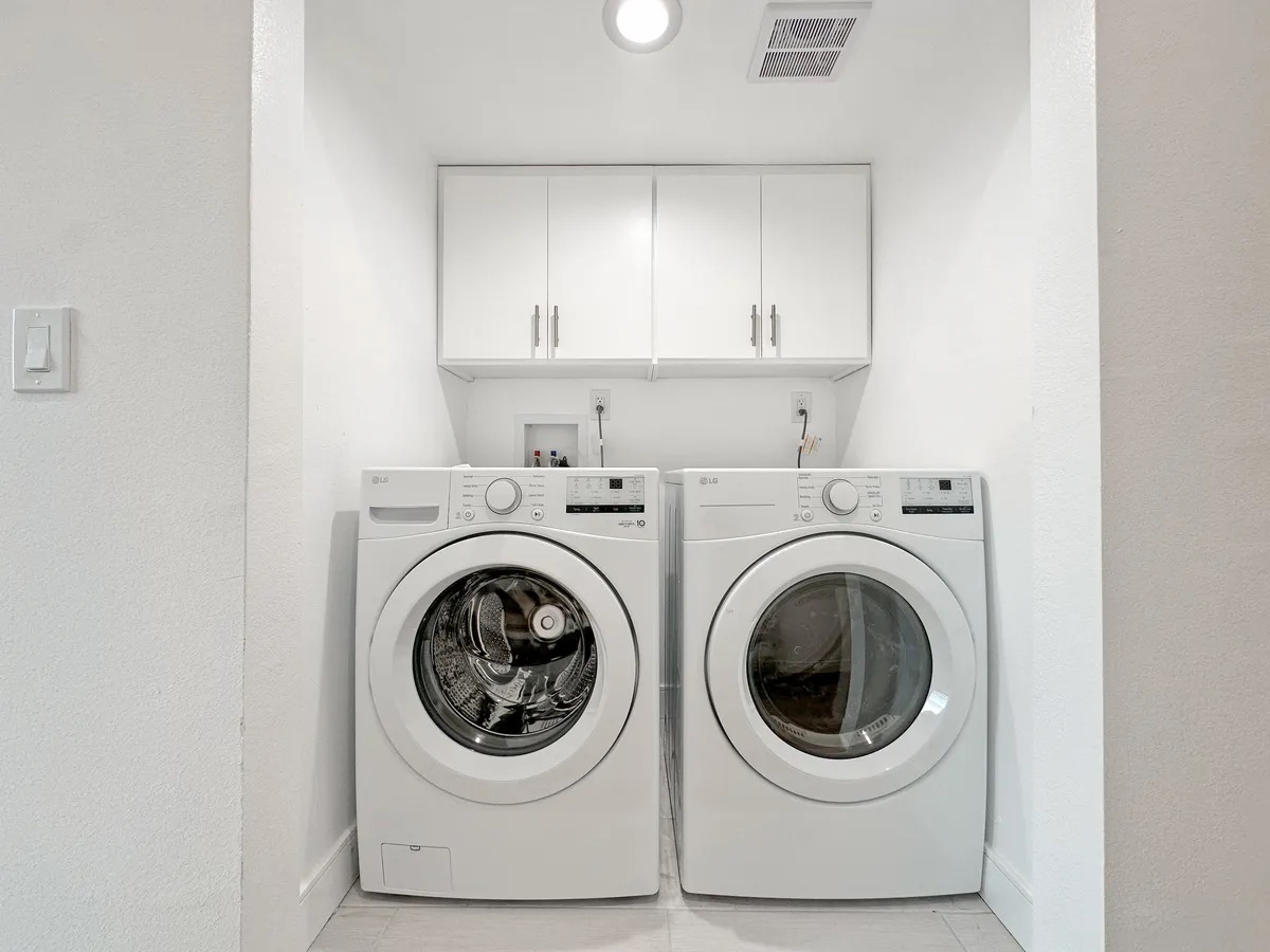 <p>in-unit laundry</p>