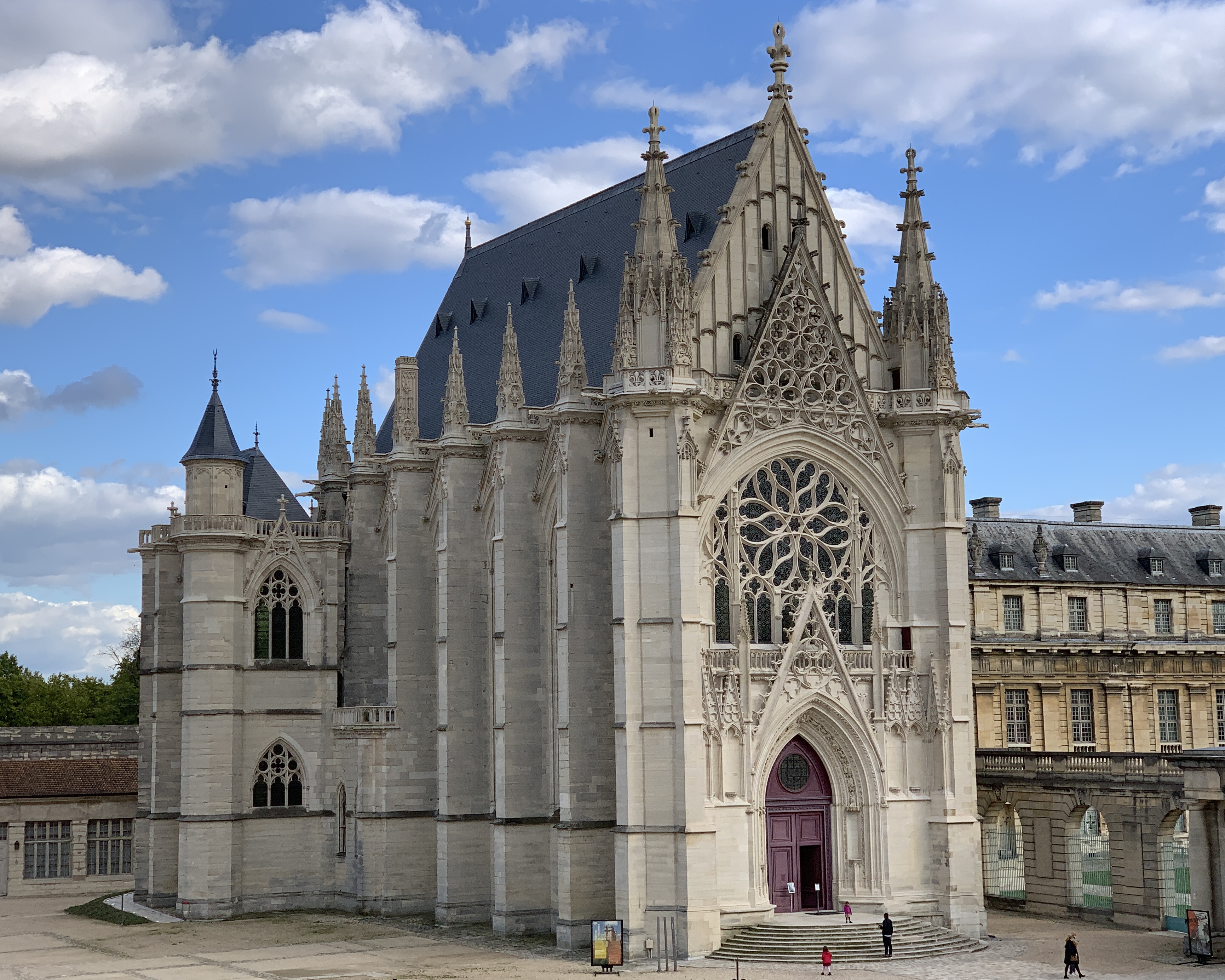 <p>High gothic</p><p></p><p>Stone masonry, stained glass and paint</p><p></p><p>Commissioned by king Lou’s in IX. Pinnacle of Rayonnant style. Houses Christ’s crown of thorns.</p>
